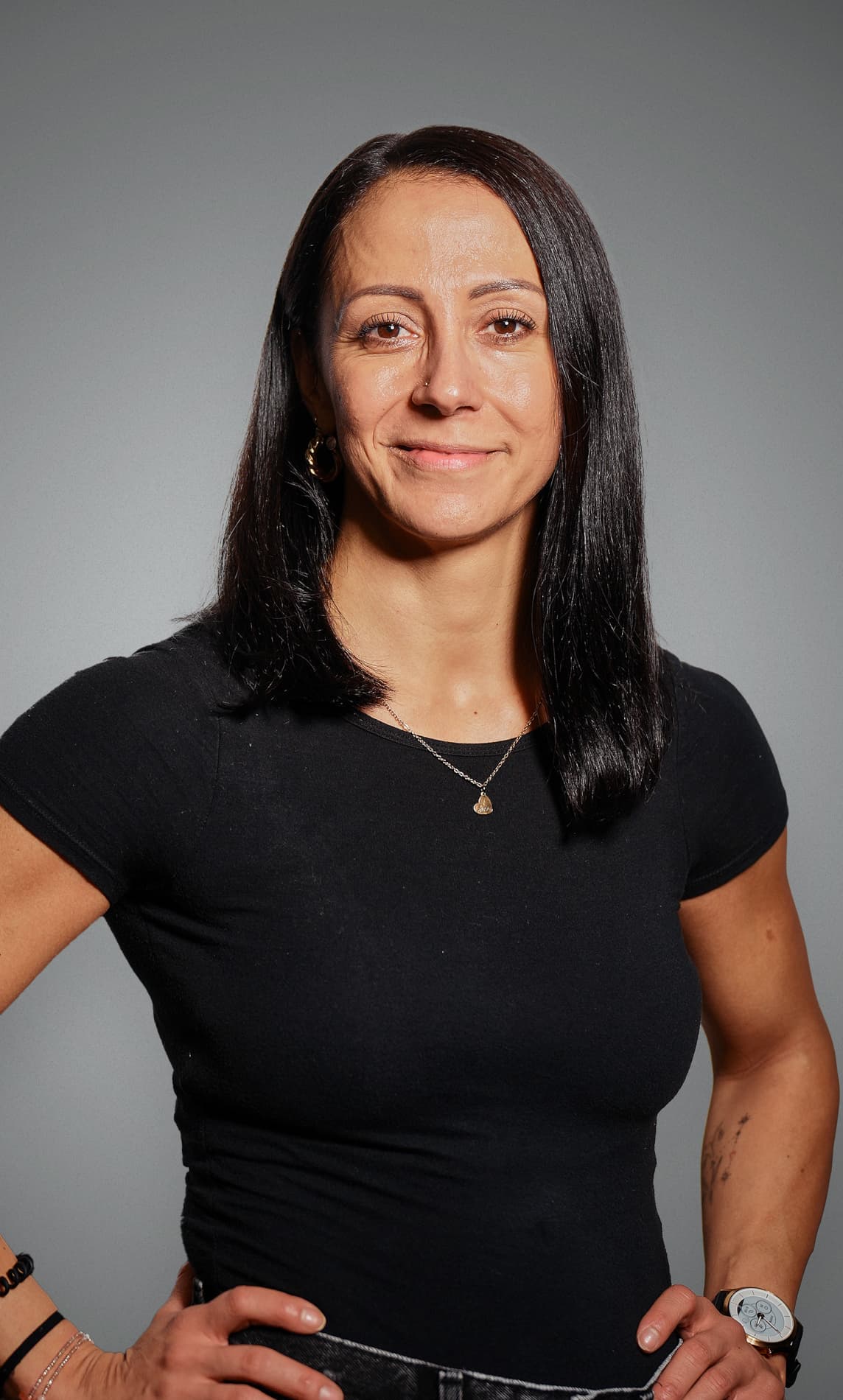 Bettina, qualifizierte Mentaltrainerin bei Vigor Fitness, lächelnd und motivierend.