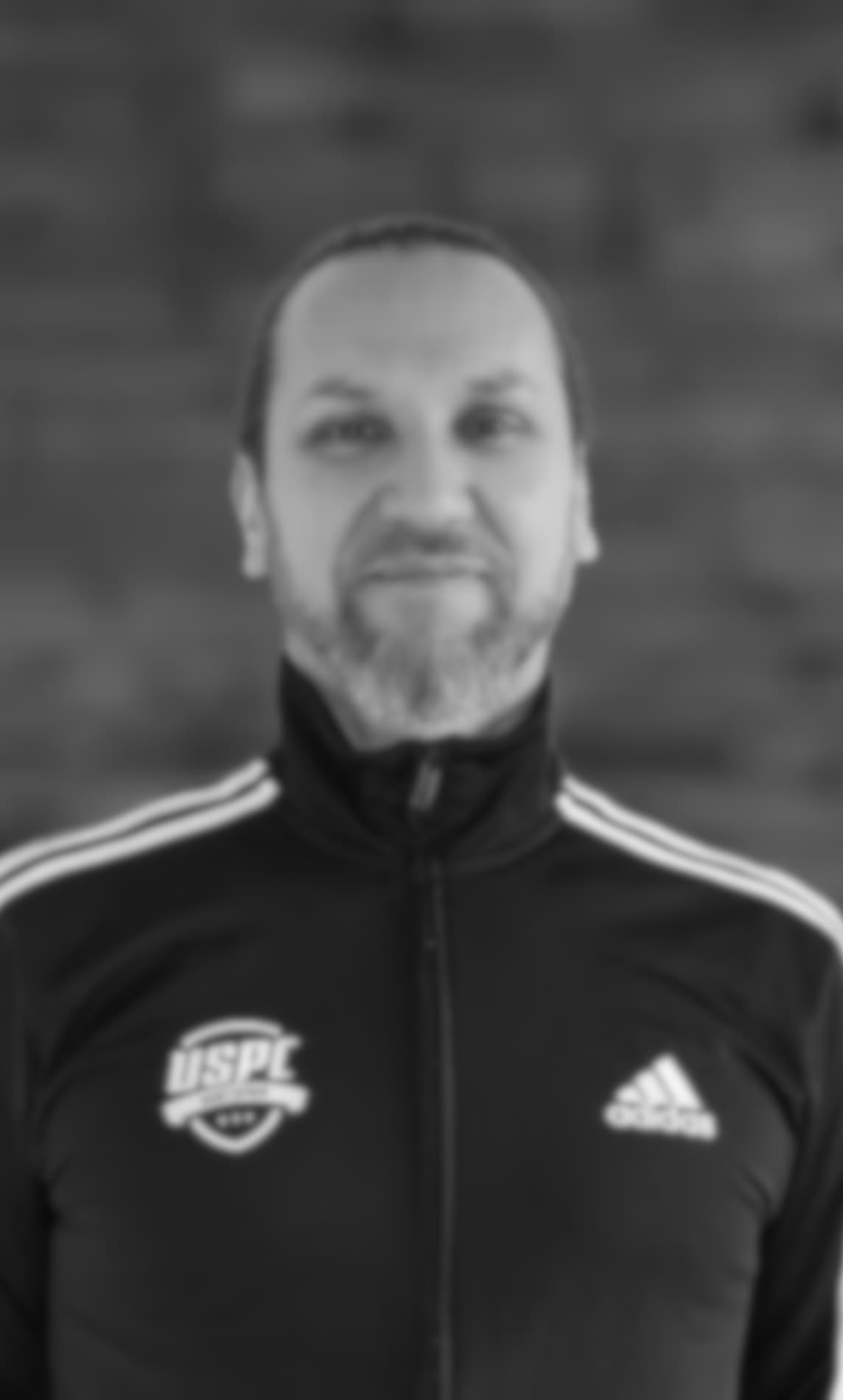 Raffael, erfahrener Box-Trainer bei Vigor Fitness im Trainings-Outfit.